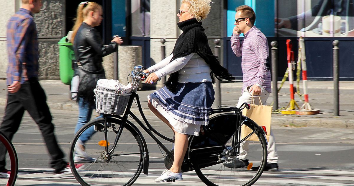 bringázz a munkába, biciklizés szoknyában
