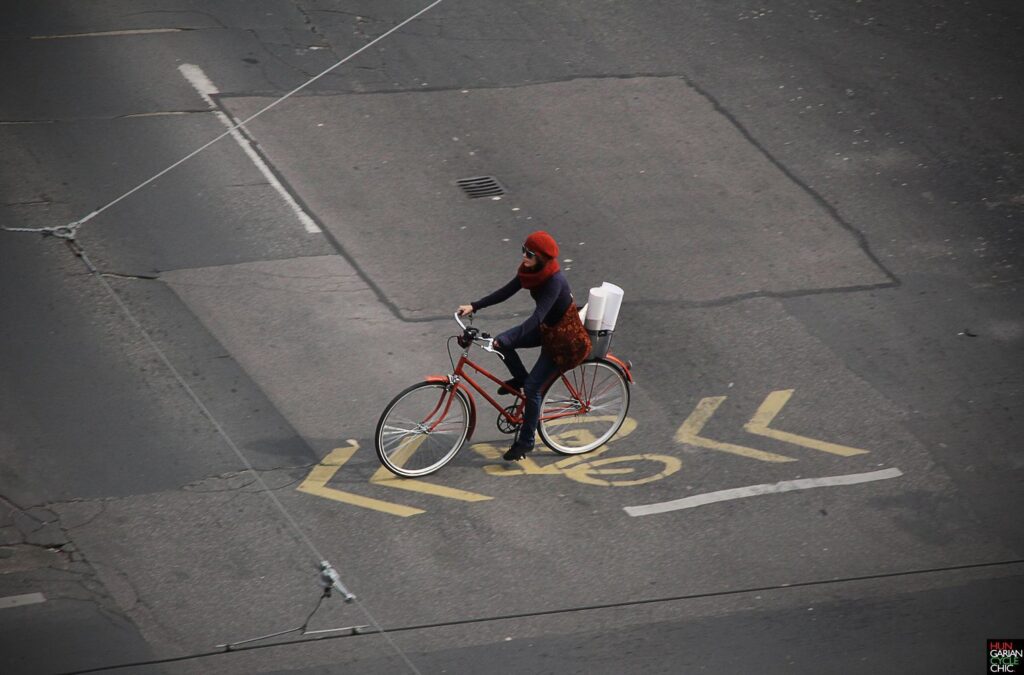 lány kerékpáron, bringázz a munkába, bicikliző lány