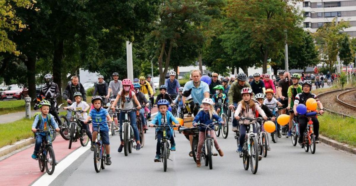 bicibusz, bringázz a suliba, bicikliző gyerekek