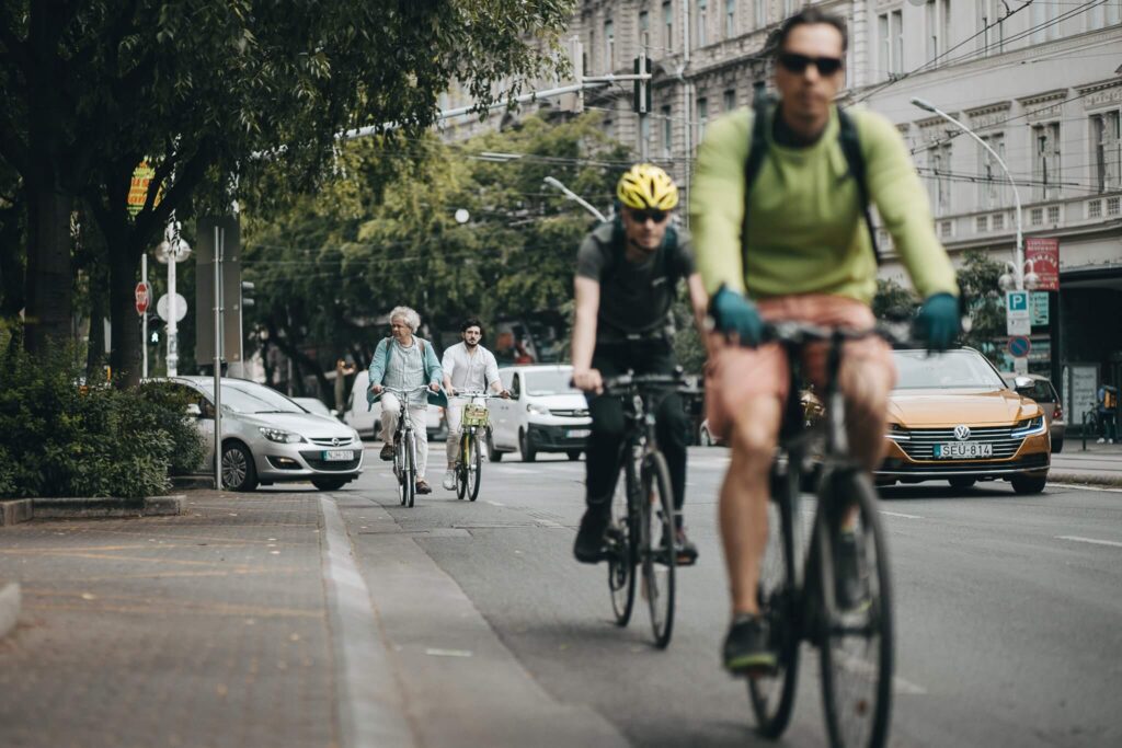 közlekedés biciklivel, városi bringás, bringázz a munkába
