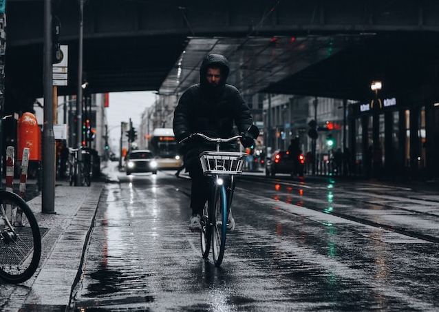 bicaj esőben, biciklizés esőben, bringázz a munkába