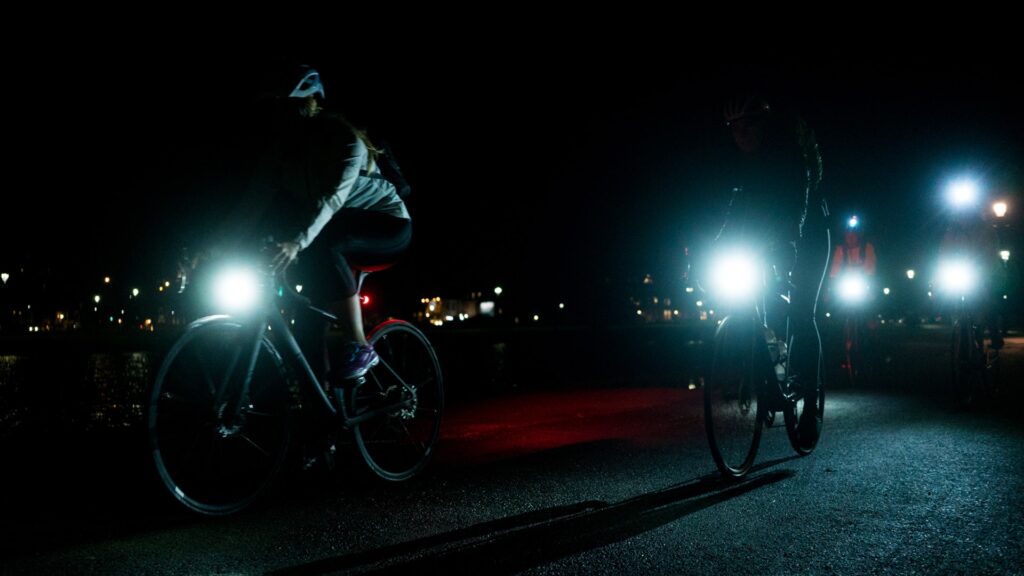 kerékpárvilágítás, látni és látszani, éjszaki biciklizés, biztonság, bringázz a munkába